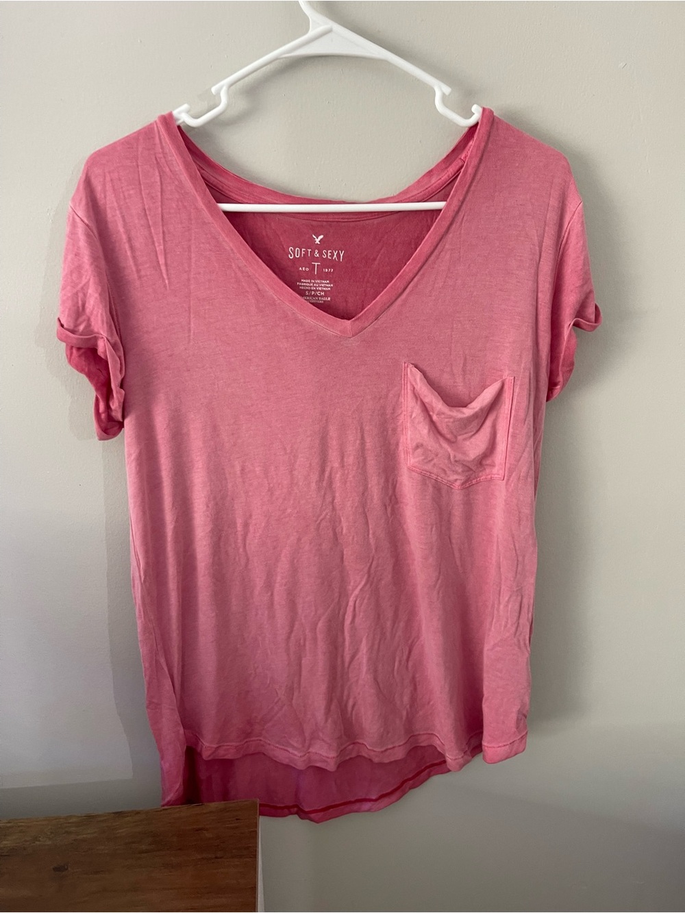 American Eagle Outfitters Dusty Rose V‑Neck Pocket Tee